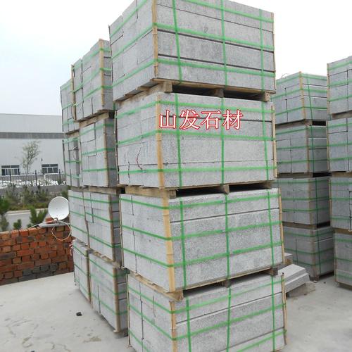 芝麻灰花岗岩侧石价格低 深灰麻石材立缘石 市政道牙石路平石图片
